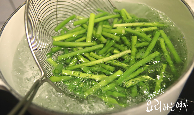 Blanch the garlic scapes — step photo 1