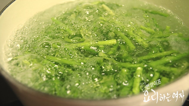 Blanch the garlic scapes — step photo 2
