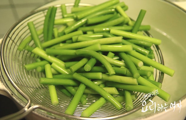 Blanch the garlic scapes — step photo 1