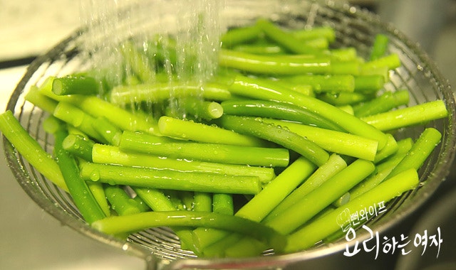 Blanch the garlic scapes — step photo 2
