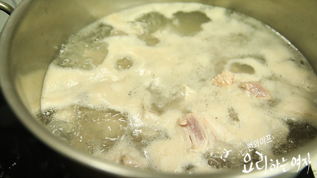 Drain blood and parboil the ribs — step photo 2