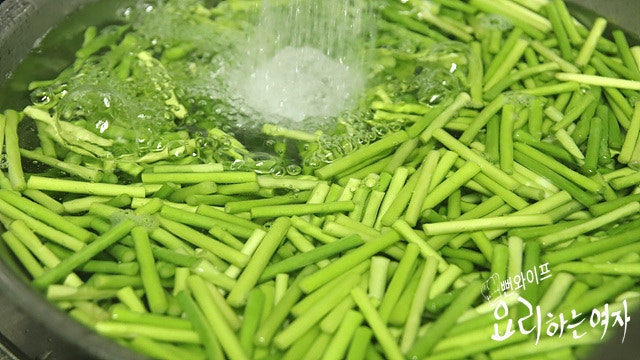 Prepare the garlic scapes — step photo 2