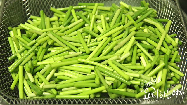 Prepare the garlic scapes — step photo 1