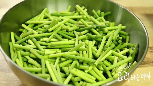 Prepare the garlic scapes — step photo 2