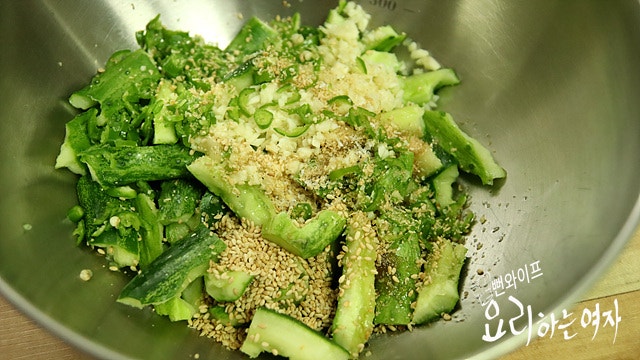 Toss with seasonings — step photo 1