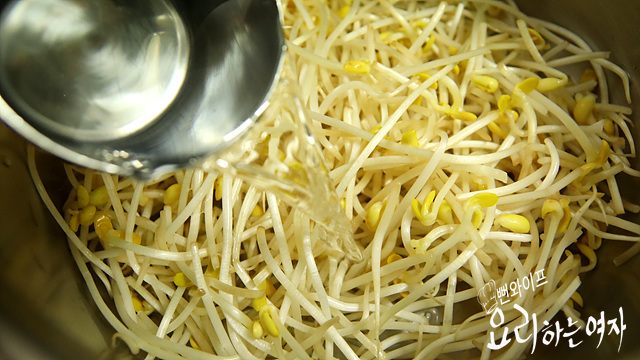 Boil the soybean sprouts — step photo 1
