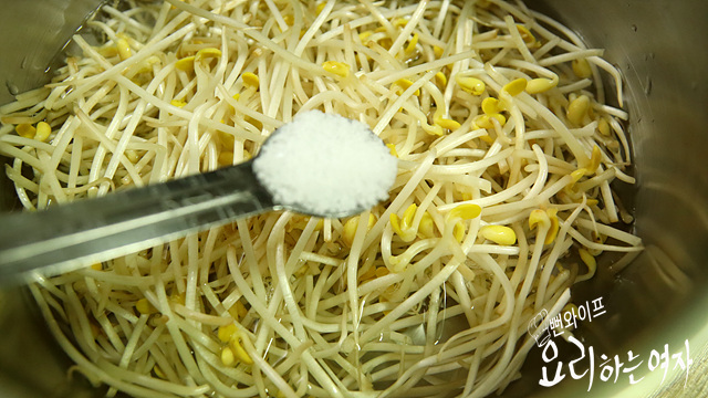 Boil the soybean sprouts — step photo 2