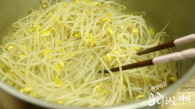 Boil the soybean sprouts — step photo 1