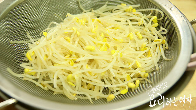 Boil the soybean sprouts — step photo 2