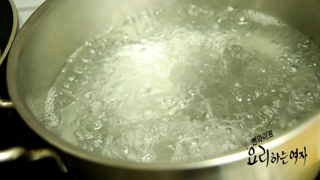 Boiling the pasta noodles — step photo 1