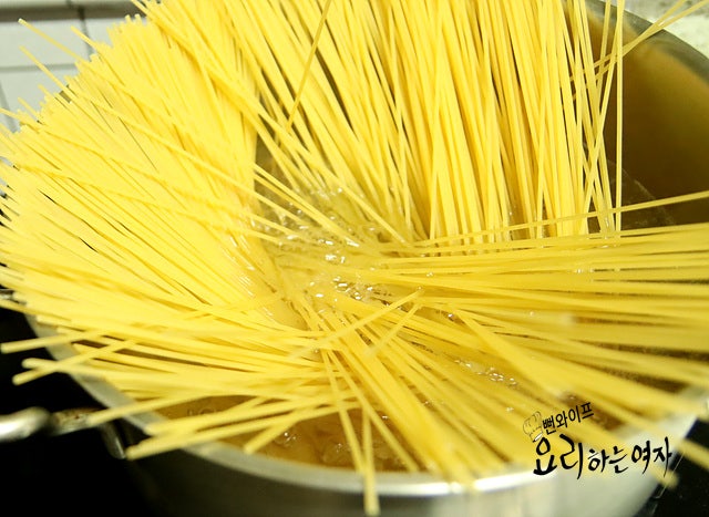 Boiling the pasta noodles — step photo 2