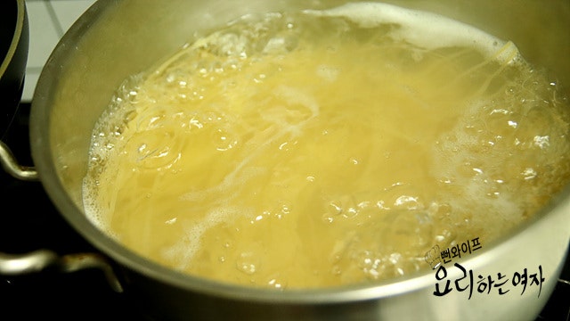 Boiling the pasta noodles — step photo 1