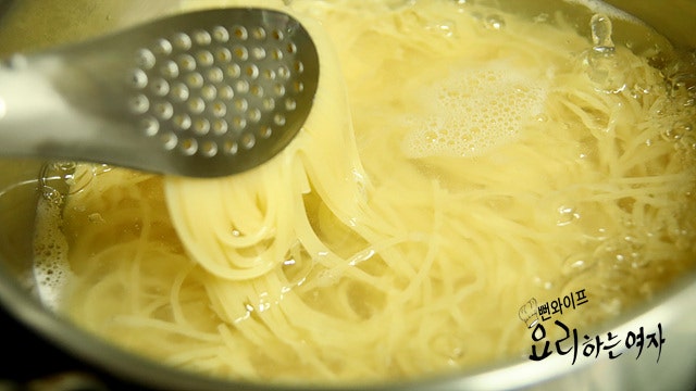 Boiling the pasta noodles — step photo 2
