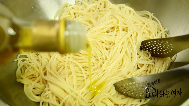 Boiling the pasta noodles — step photo 2