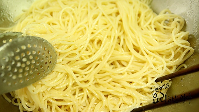 Boiling the pasta noodles — step photo 1
