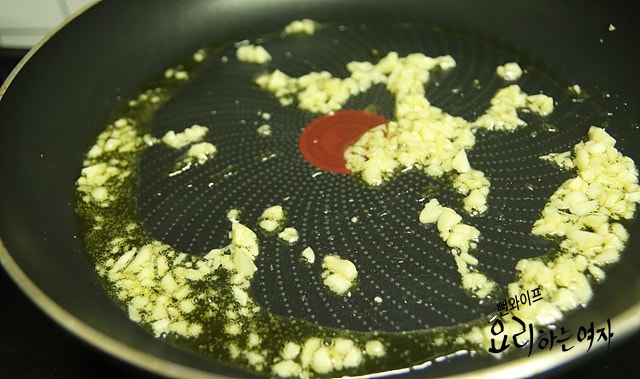 Stir-frying the noodles — step photo 1