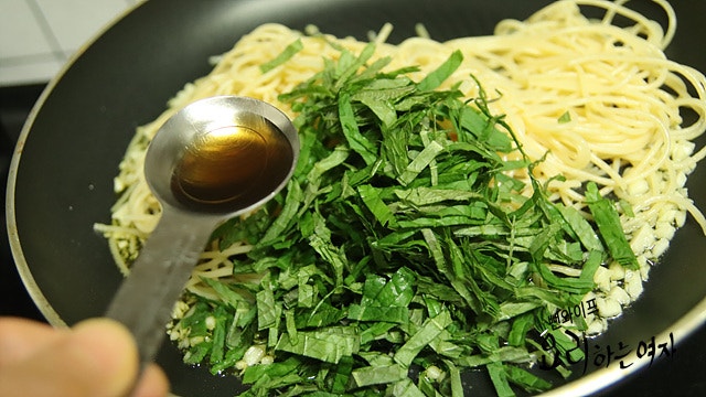 Stir-frying the noodles — step photo 2