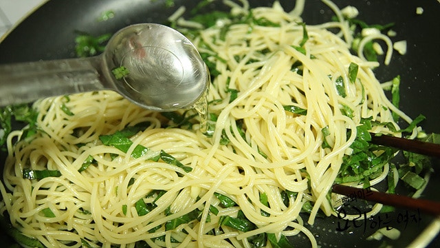Stir-frying the noodles — step photo 1