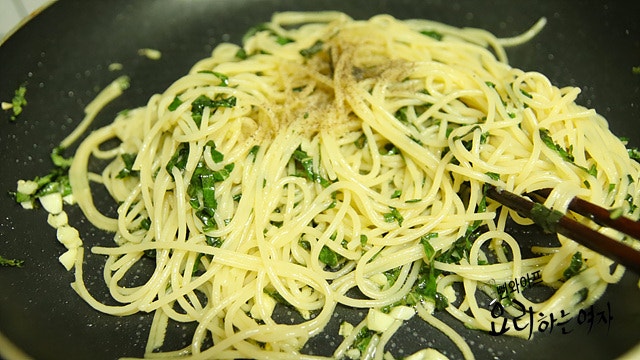 Stir-frying the noodles — step photo 2
