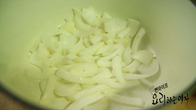 Add ingredients to the pot — step photo 1