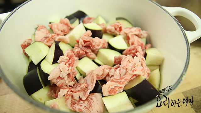 Add ingredients to the pot — step photo 2