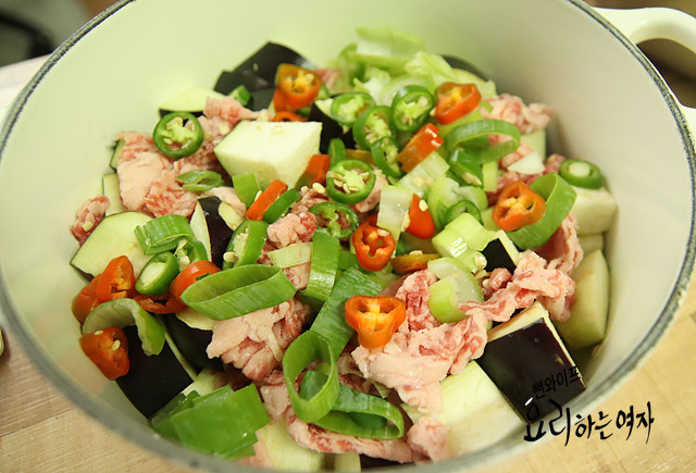 Add ingredients to the pot — step photo 1