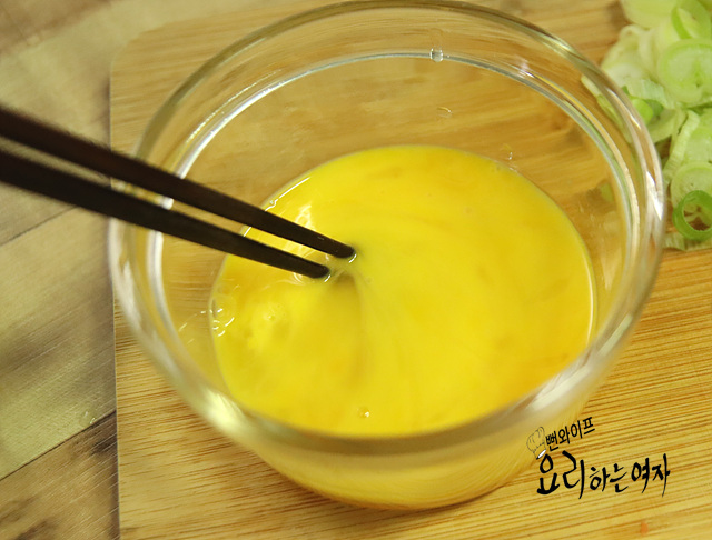 Slice the vegetables and beat the egg — step photo 2