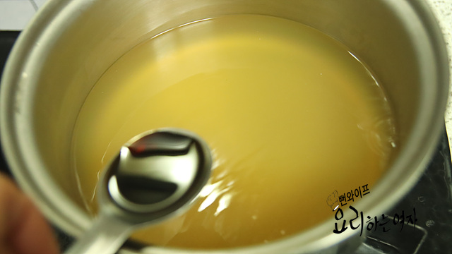 Season the anchovy broth — step photo 1