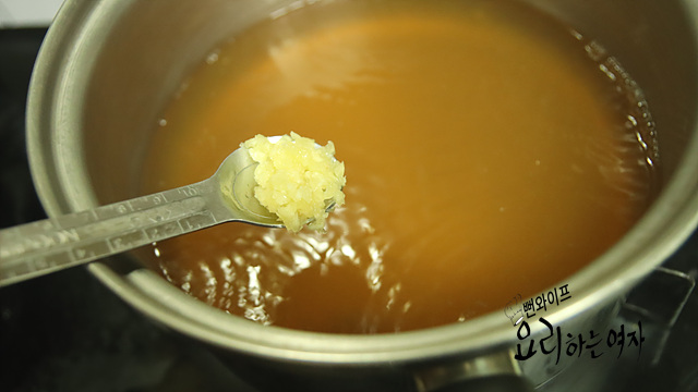 Season the anchovy broth — step photo 2