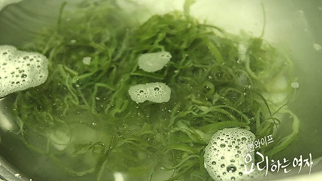 Clean and prep the salted seaweed stems — step photo 1