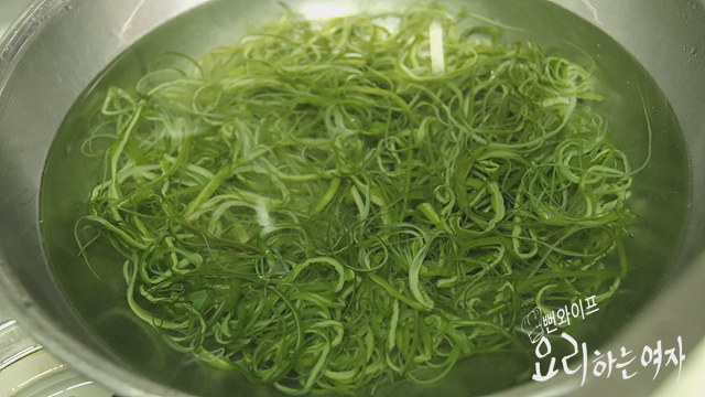 Clean and prep the salted seaweed stems — step photo