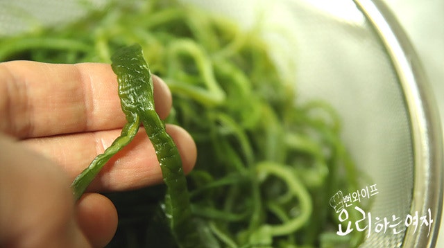 Clean and prep the salted seaweed stems — step photo 1