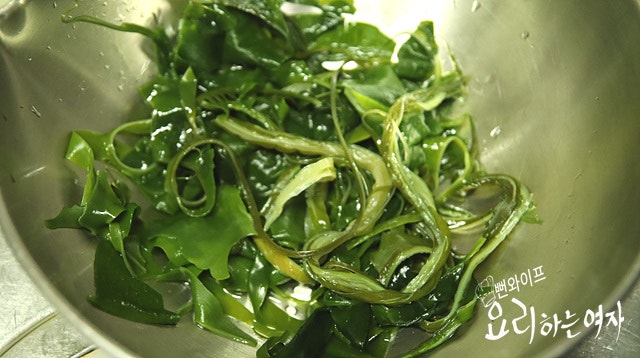 Clean and prep the salted seaweed stems — step photo 2