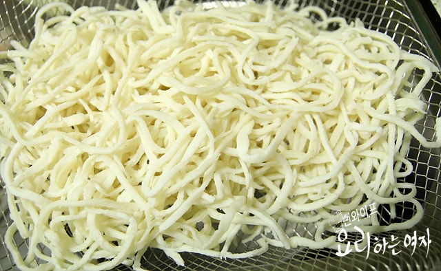 Prepare the dried squid strips — step photo 1