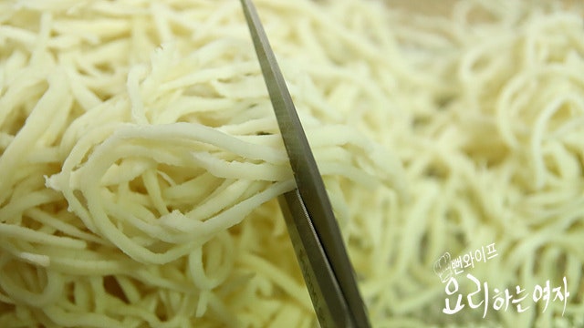 Prepare the dried squid strips — step photo 2
