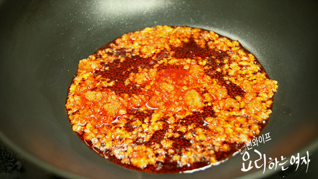 Sauté the garlic in chili oil — step photo 1