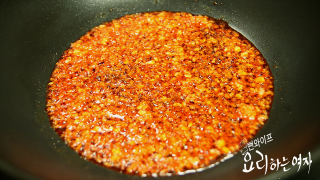 Sauté the garlic in chili oil — step photo 2