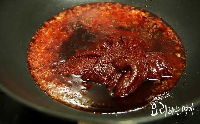 Simmer the seasoning sauce — step photo 1