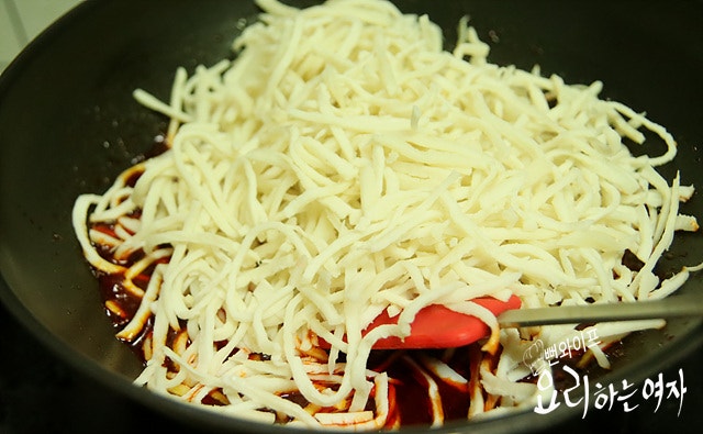 Stir-fry the dried squid strips — step photo 1