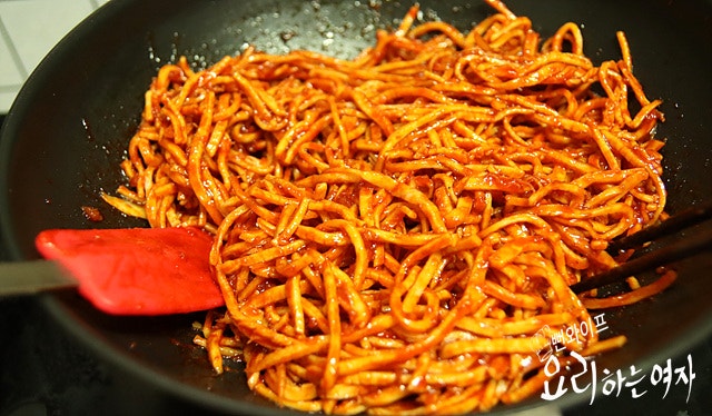 Stir-fry the dried squid strips — step photo 2