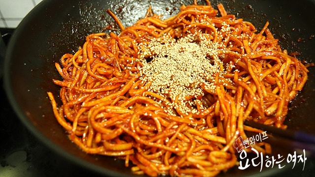 Stir-fry the dried squid strips — step photo 1