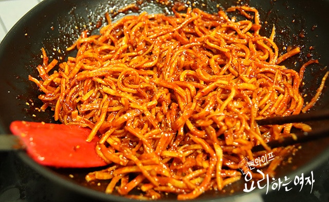 Stir-fry the dried squid strips — step photo 2