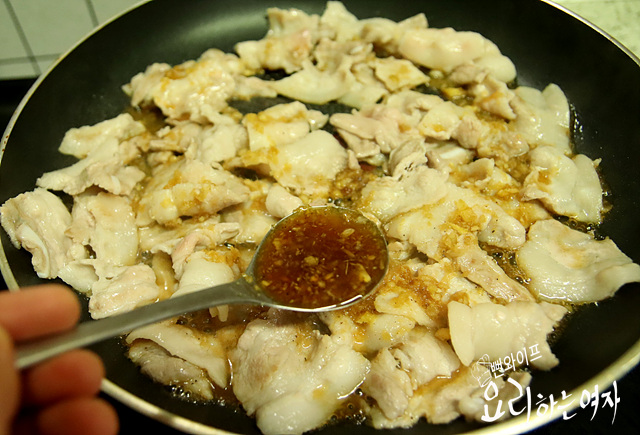 Add sauce and braise — step photo 1