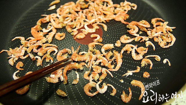 Toast the dried shrimp — step photo