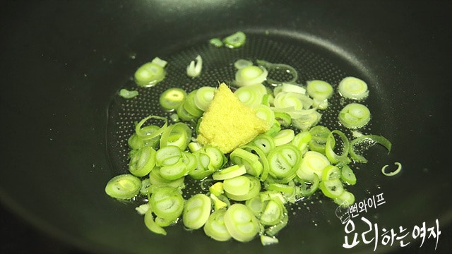 香味油で材料を炒める — 手順の写真 1
