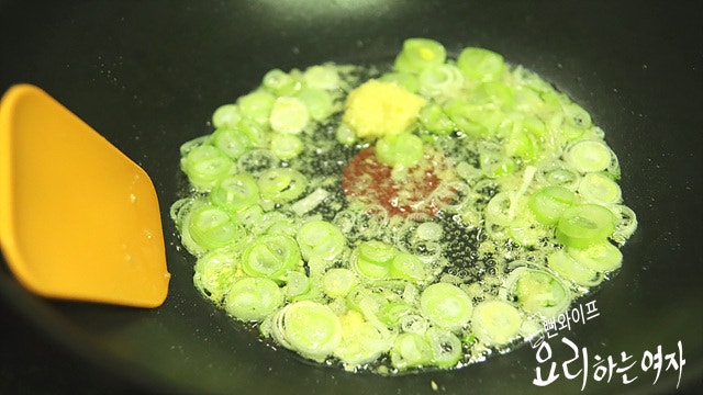 香味油で材料を炒める — 手順の写真 2