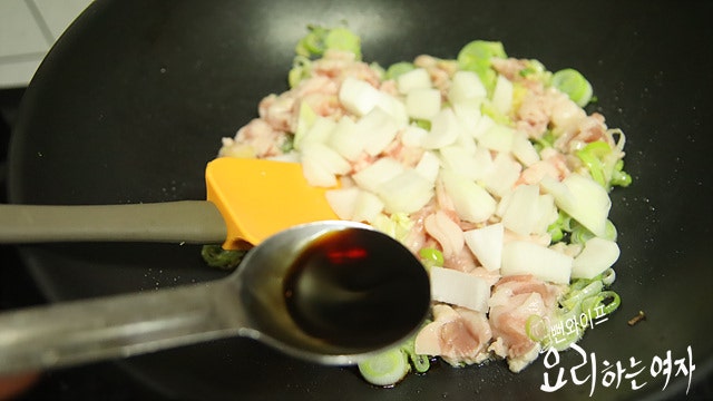 香味油で材料を炒める — 手順の写真 1