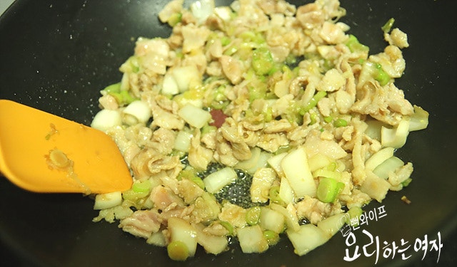 香味油で材料を炒める — 手順の写真 2