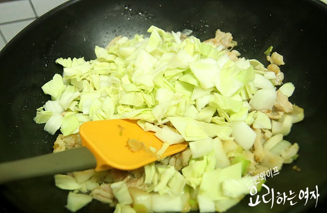 香味油で材料を炒める — 手順の写真 3