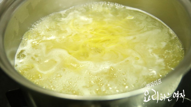麺をゆでる — 手順の写真 2
